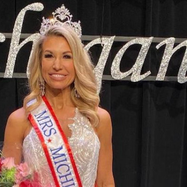 Mrs. America Contestant Fighting For Endo Patients Everywhere